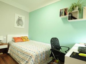 简单素雅卧室装修 蓝色硅藻泥墙面效果图